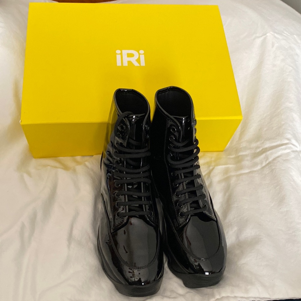 IRI Unisex Boots.  Boots have been worn once. Fits unisex size 5